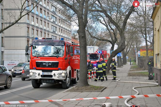 Pożar na ul. Wrocławskiej w Krakowie. Strażnicy miejscy wskoczyli w ogień ratować dwie osoby [GALERIA ZDJĘĆ]