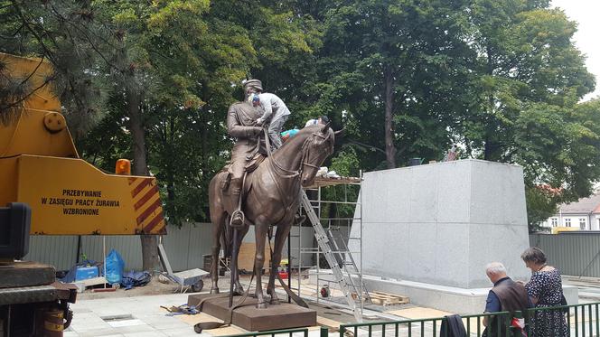 Trwa montaż pomnika marszałka Piłsudskiego
