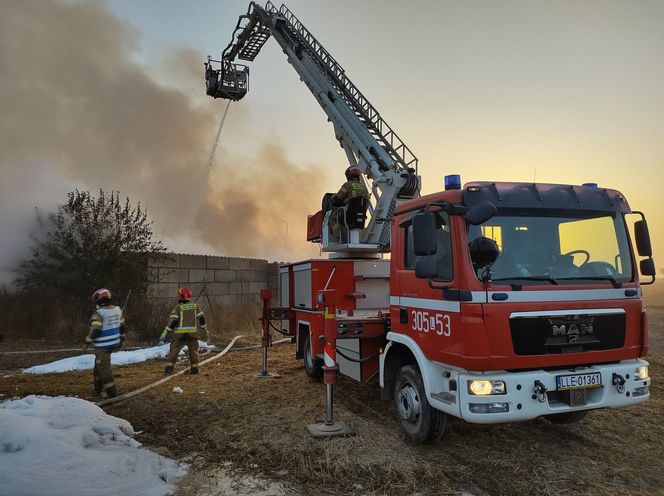 Strażacy walczyli z ogniem na składowisku odpadów w Bełżycach