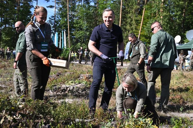 Prezydent Andrzej Duda i Pierwsza Dama sadzili drzewa w Suchedniowie