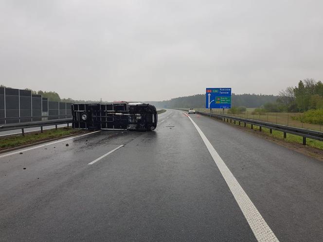 Kolizja na tarnowskim odcinku autostrady. Porsche nie dało rady ciężarówce