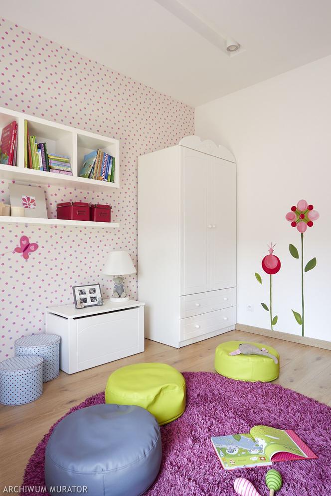 Różowy dywan w pokoju dziewczęcym