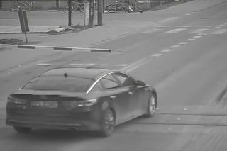 Slalomem po przejeździe kolejowym. Szlabany wymijał, jak na torze wyścigowym. Wszystko na oczach policji