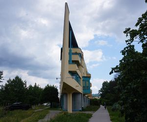 Kanciasty dom na Ursynowie. Nietypowy budynek w Warszawie - jaka jest jego historia?