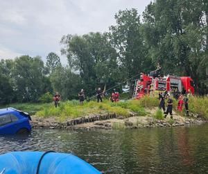 Samochód zjechał do Wisły. Wielogodzinna akcja w Toruniu