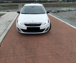 Czechowice-Dziedzice. Kierowca peugeota wjechał na molo i je uszkodził, bo... chciał wykonać ładne zdjęcie pojazdu