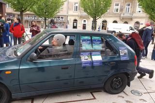 Samochód zaparkowany na placu 5 rogów