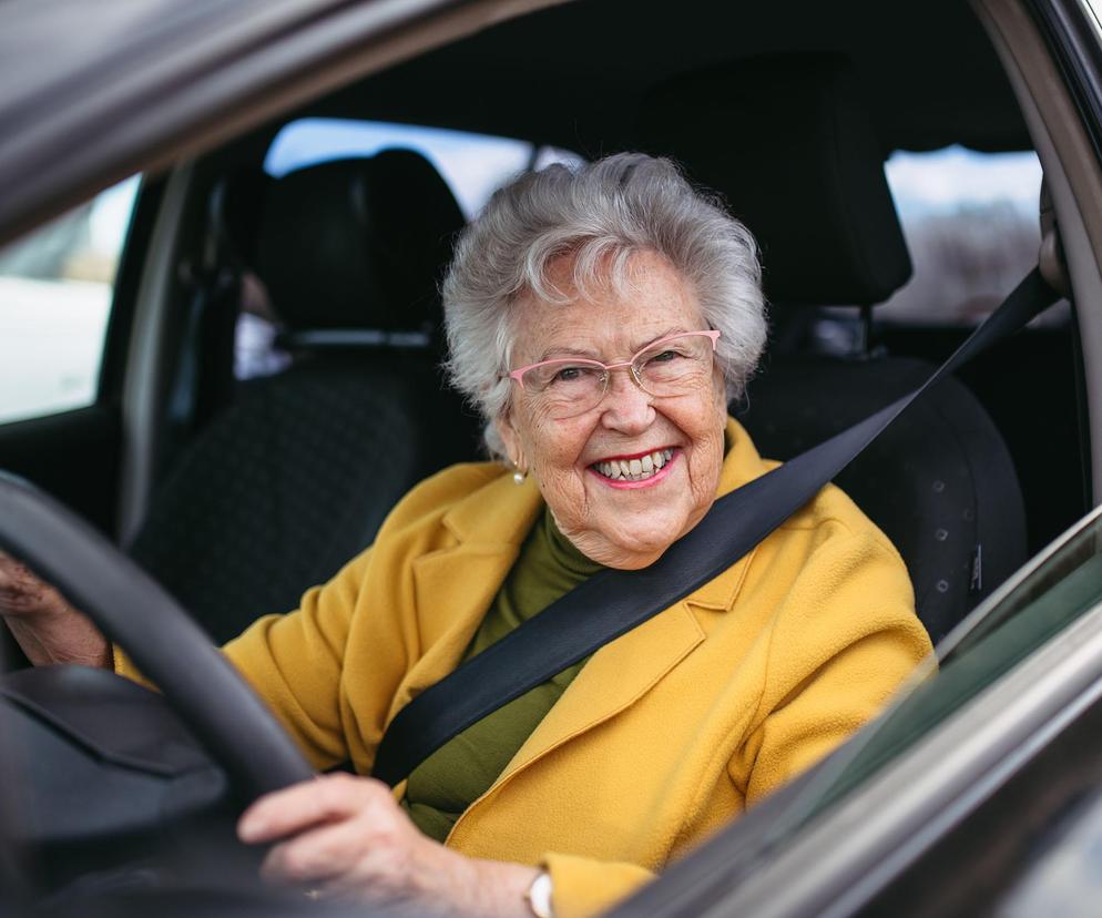 Czy seniorowi można odebrać uprawienia do kierowania pojazdami ?