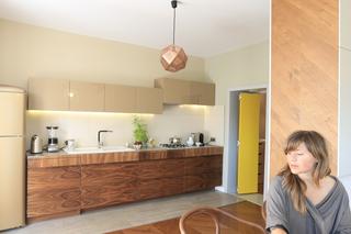 Beżowa kuchnia z fornirem