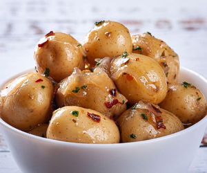 Z młodych ziemniaków robię znakomite domowe przetwory. Ta kiszonka to mnóstwo smaku i porcja zdrowia 