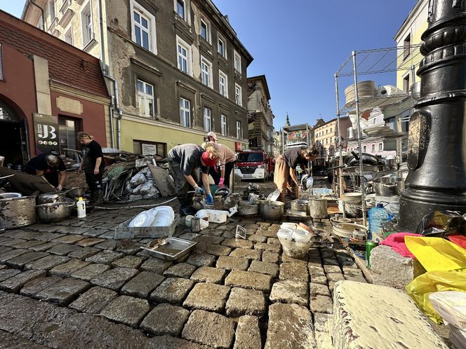 Mieszkańcy Kłodzka i Stronia Śląskiego rozpoczęli wielkie sprzątanie. Chcą zwalczyć skutki powodzi