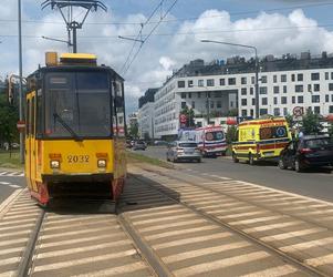 Wypadek na Woli w Warszawie. Samochód wjechał pod tramwaj. Są ranni, w tym dwójka niemowląt 