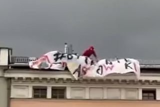 Szok w Gliwicach. Dwóch Spider-Manów rozwiesiło na dachu baner Byle nie Trzaskowski