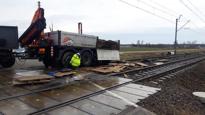 Tragedia na przejeździe kolejowym pod Rawiczem! Nie żyje kierowca ciężarówki [ZDJĘCIA]