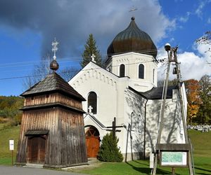 To dawna wieś królewska w Małopolsce. W pobliżu cerkwi wydobywano ropę naftową