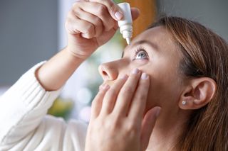 Okulary w kroplach to nie żart. Wyostrzają wzrok na 10 godzin, zatwierdziła je FDA