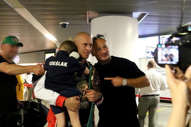 Powitanie Michała Cieślaka na lotnisku