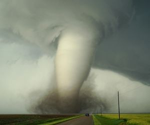 Tornada i powodzie. Tragiczne skutki pogody w USA, Australii i Francji