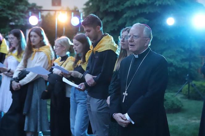 Modlitwa stypendystów Fundacji Dzieło Nowego Tysiąclecia w 104. rocznicę urodzin św. Jana Pawła II w Krakowie