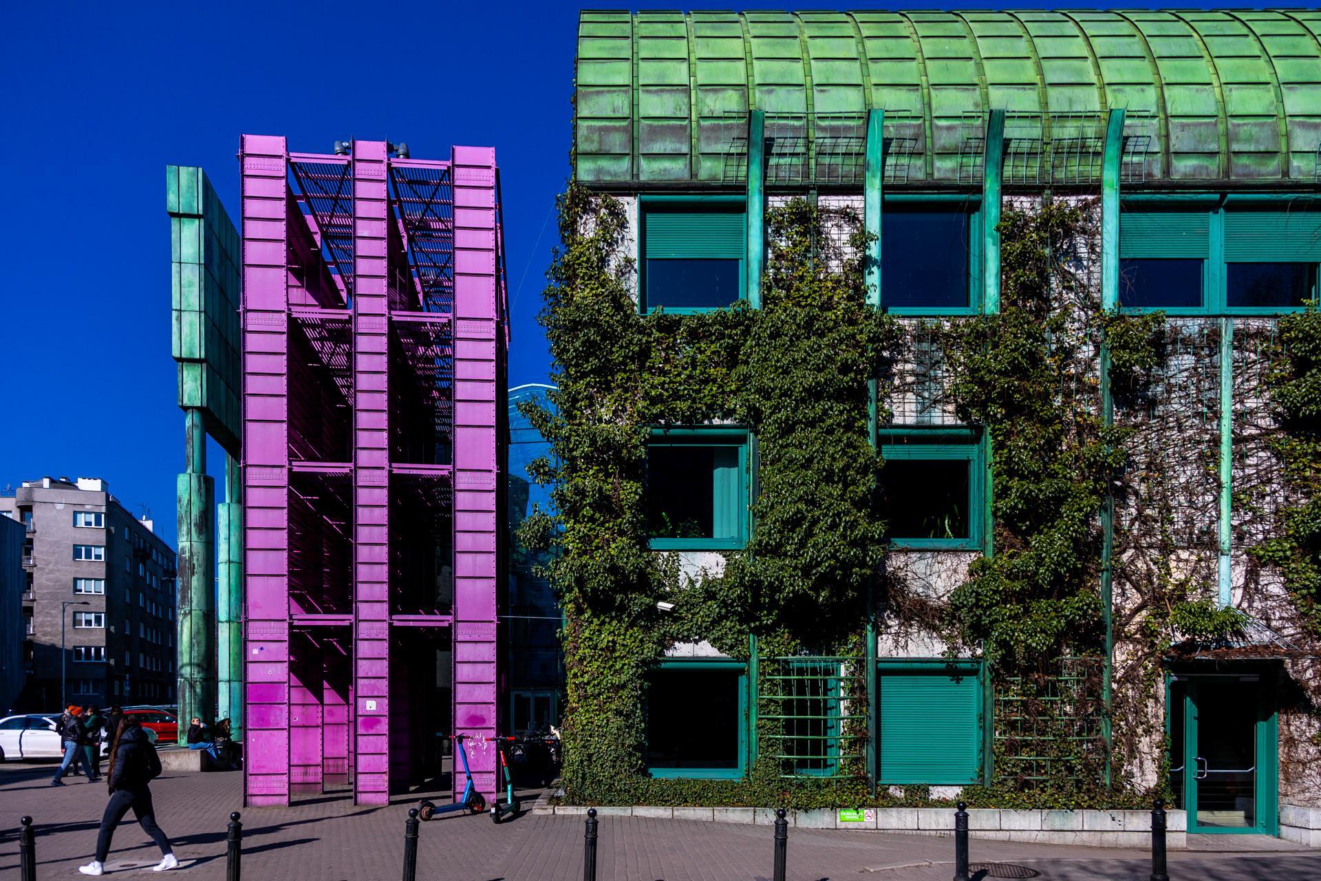 Biblioteka Uniwersytecka w Warszawie - zdjęcia. Zobacz postmodernistyczną ikonę, którą kiedyś uznawano za kicz