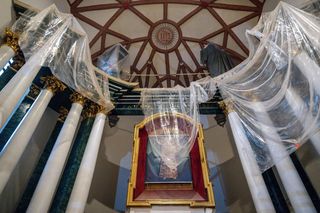 Wyjątkowe znalezisko w trakcie renowacji kościoła pobernardyńskiego w Lublinie. Znaleziono pozdrowienia sprzed 123 lat! Zdjęcia