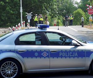 Tragedia na torach była o włos! Bezmyślne zachowanie nastolatków, szuka ich policja