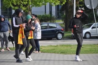 Żółto-czerwono na ulicach Kielc przed meczem Korona - Radomiak