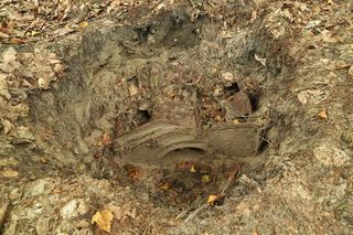 Młocarnia zakopana w ziemi.