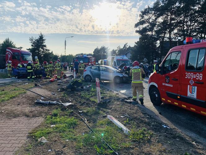 Śmiertelny wypadek w Brzezinach. Zderzenie czterech aut na przejeździe kolejowym