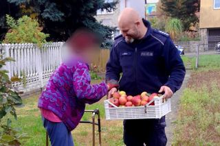 Policjant zobaczył 81-lakę z balkonikiem. Jego reakcja chwyta za serce 