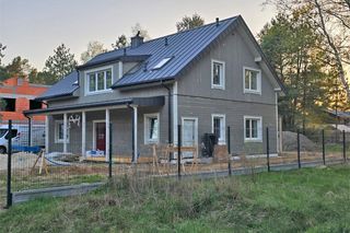 Dom z prefabrykatów Marii i Marcina rośnie jak na drożdżach. Niedługo zamieszka tu ośmioosobowa rodzina