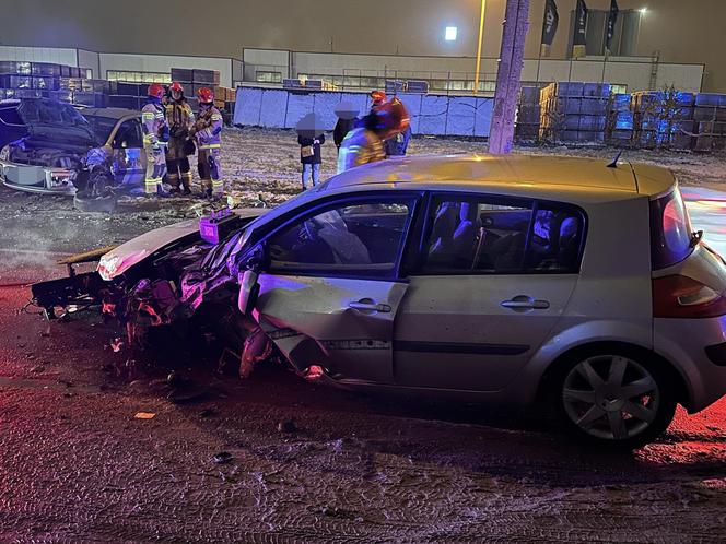 Warszawa. Czołowe zderzenie osobówek w Rembertowie. Jedna osoba trafiła do szpitala 