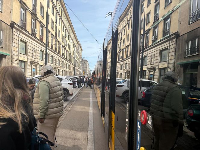 Paraliż w centrum Warszawy. Kierowca BWM zaparkował na torach. Wszystko stanęło!