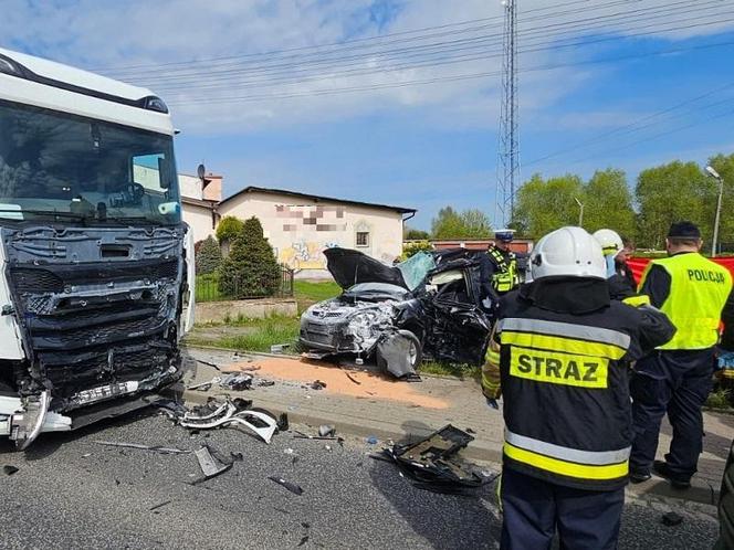 Ciężarówka uderzyła w mazdę na skrzyżowaniu. 66-latek zginął na miejscu! 