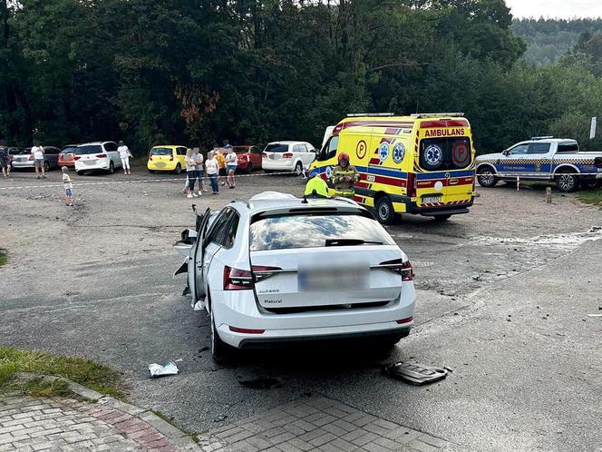 Wypadek autobusu w Karpaczu. Osobówka wjechała prosto pod jego koła. Jest wieku rannych [ZDJĘCIA].