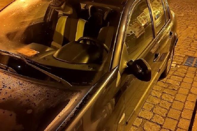 Toruń: Kopnął w lusterko samochodu bo... zdenerwował się na żonę! 