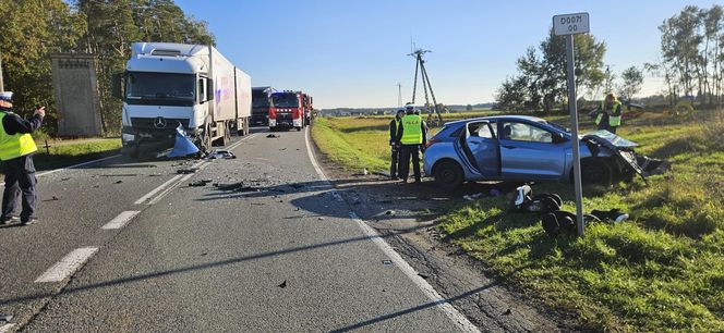 Wypadek na DK11 pod Lublińcem. Jedna osoba uwięziona w aucie. Droga jest zablokowana