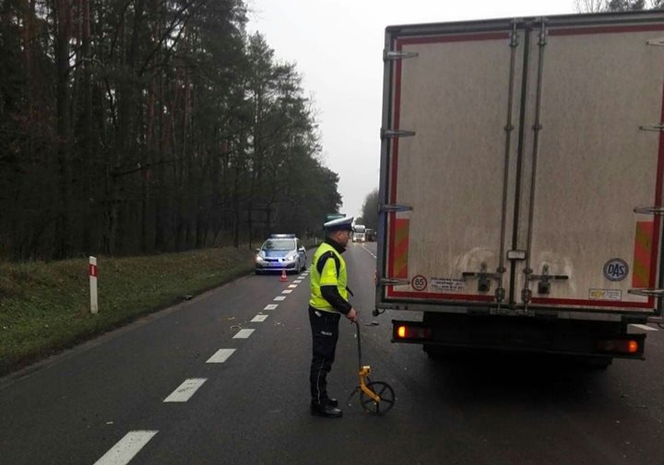 Policjanci wyjaśniają okoliczności wypadku, do którego doszło na DK 8 przed wjazdem do Suwałk od strony Augustowa