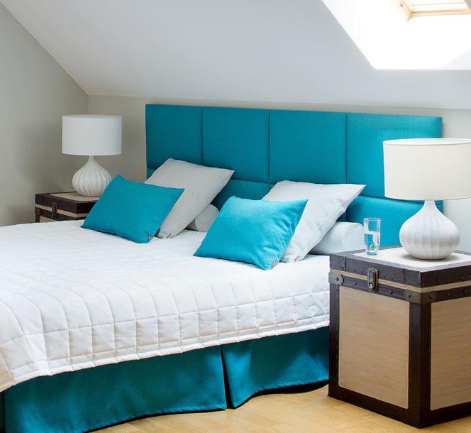 Stylowa sypialnia z błękitem