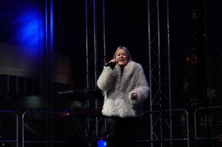 Koncert Gosi Andrzejewicz podczas jarmarku świątecznego na MTP