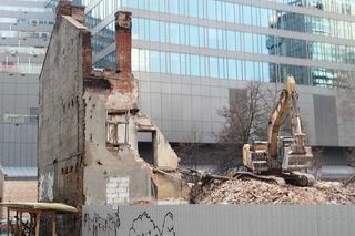 Deweloper wyburzył kamienicę przy Łuckiej 8 mimo protestów