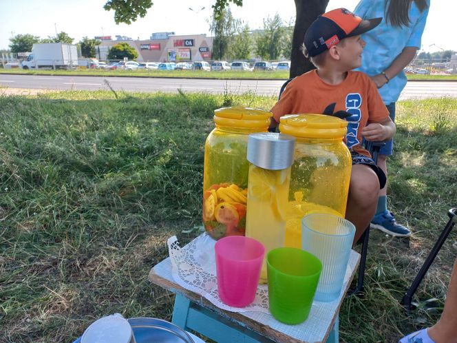 Komu lemoniadę na ochłodę? Sympatyczna akcja dzieci w Lesznie