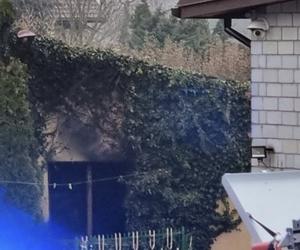Wielki pożar domu w Glinkach pod Otwockiem. Poparzoną kobietę zabrał śmigłowiec LPR