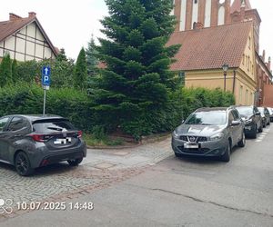 „Mistrzowie parkowania” rozjeżdżają historyczną część Olsztyna. Posypały się mandaty