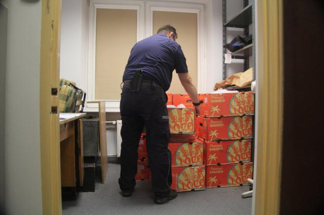 Blisko 400 kilogramów kokainy w pudełkach po bananach w magazynie marketu w Zgierzu