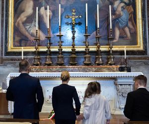 Rodzina Nawrockich przy grobie papieża Polaka