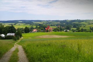 To jedna z najpiękniejszych małopolskich wsi. Kiedyś należała do biskupa 