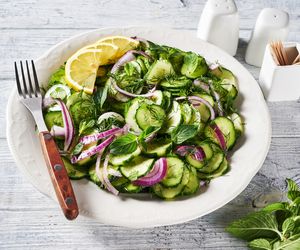 Surówka z zielonego ogórka i cebuli: przepis na pyszną i banalnie prostą sałatkę obiadową