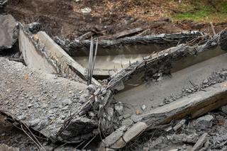 Wiadukt na Marywilskiej grozi zawaleniem? Miał być ruch wahadłowy, a drogę zamknięto całkowicie