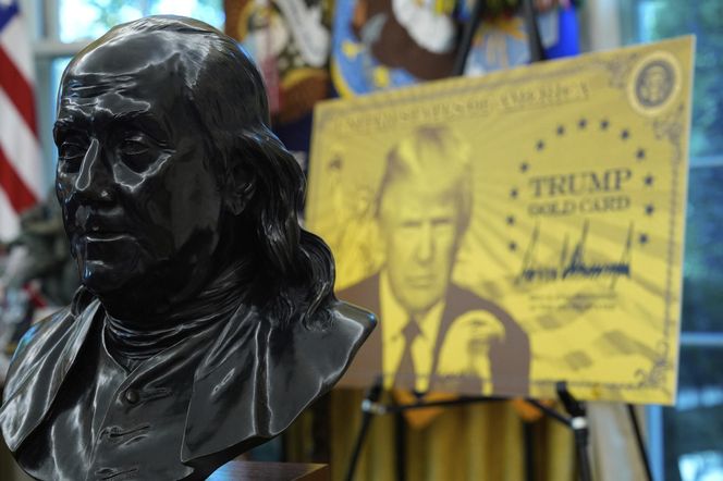 Trump chwali się złotem w Gabinecie Owalnym. "Goście wpadają w zachwyt, najlepszy gabinet w historii"